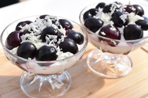 Kirsebær dessert i glas med flødeboller - nem