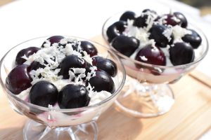 Kirsebær dessert i glas med flødeboller - nem