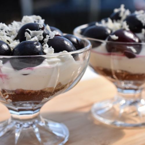 Kirsebær dessert i glas med flødeboller - nem
