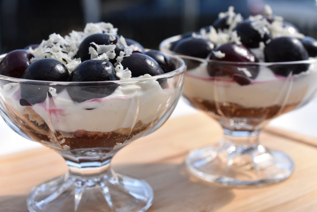 Kirsebær dessert i glas med flødeboller - nem