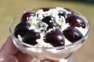 Kirsebær dessert i glas med flødeboller - nem