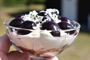 Kirsebær dessert i glas med flødeboller - nem