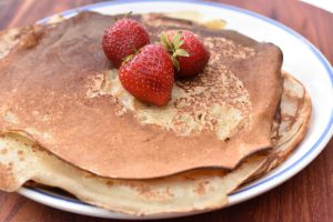 Hyldeblomst pandekager med hyldeblomstsaft 