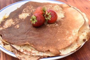 Hyldeblomst pandekager med hyldeblomstsaft 