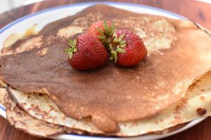 Hyldeblomst pandekager med hyldeblomstsaft 