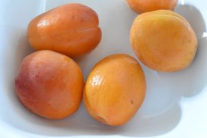 Bagte abrikoser med honning - nem dessert