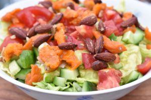 DSC_0563 • nogetiovnen.dk Lækker sommersalat med abrikos & saltmandle