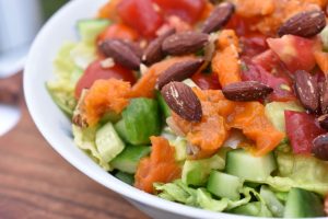 DSC_0565 • nogetiovnen.dk Lækker sommersalat med abrikos & saltmandle