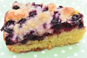 Brombærkage med crumble - saftig & lækker