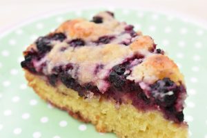 Brombærkage med crumble - saftig & lækker