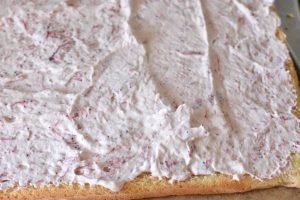 Jordbærroulade opskrift - roulade med jordbær og flødeskum 
