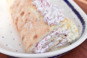 Jordbærroulade opskrift - roulade med jordbær og flødeskum 