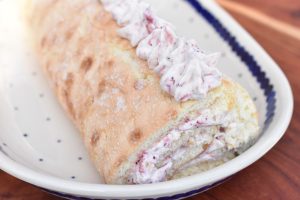 Jordbærroulade opskrift - roulade med jordbær og flødeskum 