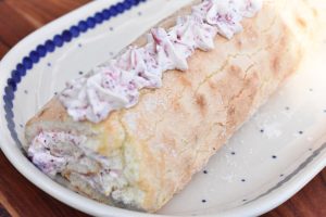 Jordbærroulade opskrift - roulade med jordbær og flødeskum 
