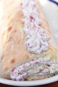 Jordbærroulade opskrift - roulade med jordbær og flødeskum 