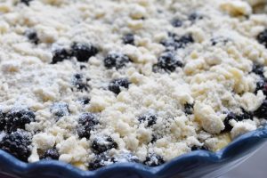 Brombærkage med crumble - saftig & lækker