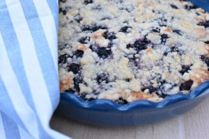 Brombærkage med crumble - saftig & lækker