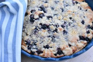 Brombærkage med crumble - saftig & lækker