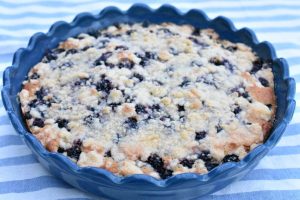 Brombærkage med crumble - saftig & lækker