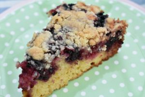 Brombærkage med crumble - saftig & lækker