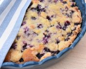 Brombærkage med crumble - saftig & lækker