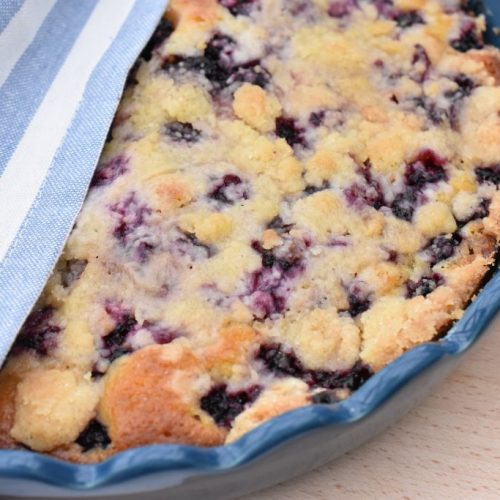 Brombærkage med crumble - saftig & lækker