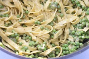 Frisk pasta med ærter, pesto og mozzarella