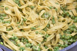 Frisk pasta med ærter, pesto og mozzarella