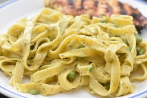 Frisk pasta med ærter, pesto og mozzarella