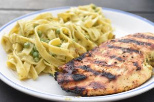 Frisk pasta med ærter, pesto og mozzarella
