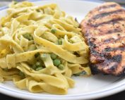 Frisk pasta med ærter, pesto og mozzarella