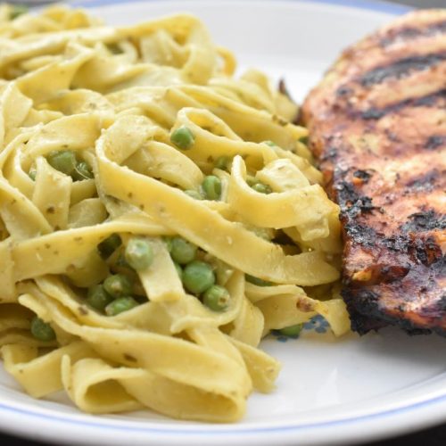 Frisk pasta med ærter, pesto og mozzarella