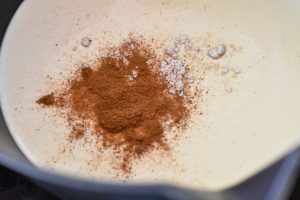 Kanel panna cotta med karamelliserede æbler