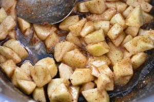 Kanel panna cotta med karamelliserede æbler