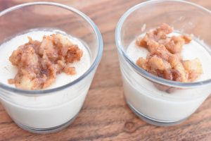 Kanel panna cotta med karamelliserede æbler