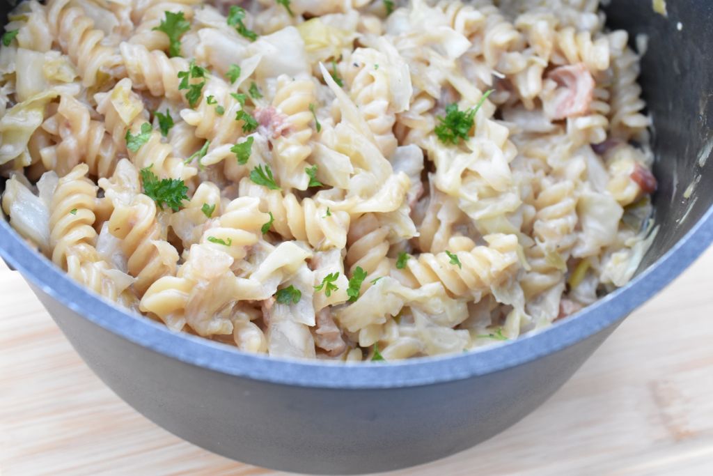 One pot pasta med bacon, spidskål og fløde