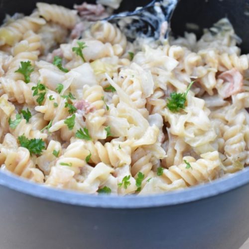 One pot pasta med bacon, spidskål og fløde
