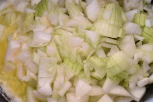 Varm kartoffelsalat - sursød med eddike - nem