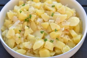 DSC_1177 • nogetiovnen.dk Varm kartoffelsalat - sursød med eddike - nem