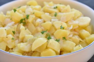 Varm kartoffelsalat - sursød med eddike - nem