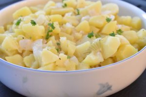DSC_1179 • nogetiovnen.dk Varm kartoffelsalat - sursød med eddike - nem