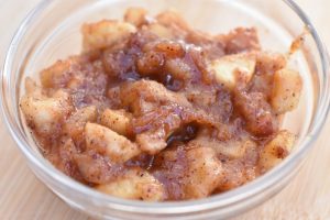 Karamelliserede æbler - æblekompot med kanel