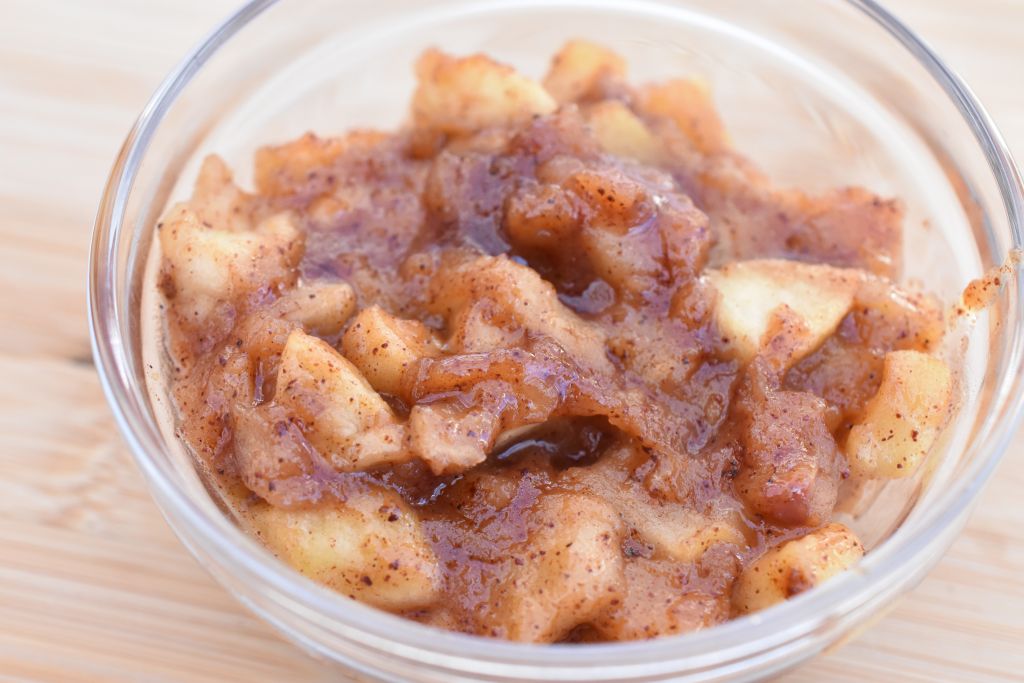 Karamelliserede æbler - æblekompot med kanel