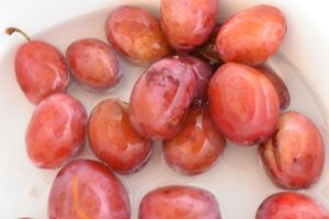 Kage med blommer & brun farin - nem opskrift