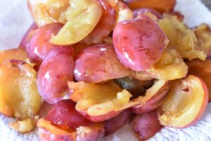 Kage med blommer & brun farin - nem opskrift