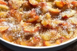 Kage med blommer & brun farin - nem opskrift