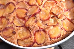 Kage med blommer & brun farin - nem opskrift