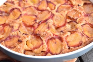 Kage med blommer & brun farin - nem opskrift