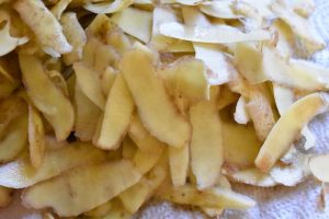Chips af kartoffelskræller i airfryer el. ovn