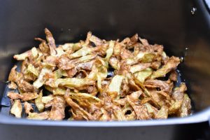 Chips af kartoffelskræller i airfryer el. ovn
